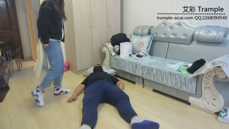 剧情健身美女篮球鞋踢裆虐打老公