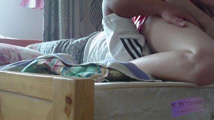 小薇美腿踩踏绞杀关节技坐脸