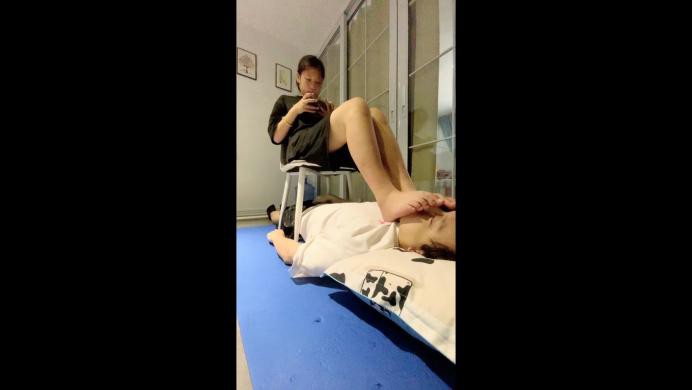 【萝莉酱】足球健将小玉首调 穿了半个多月没洗的脏袜子蹦跳踩踏闻舔臭脚_HD绳艺资源