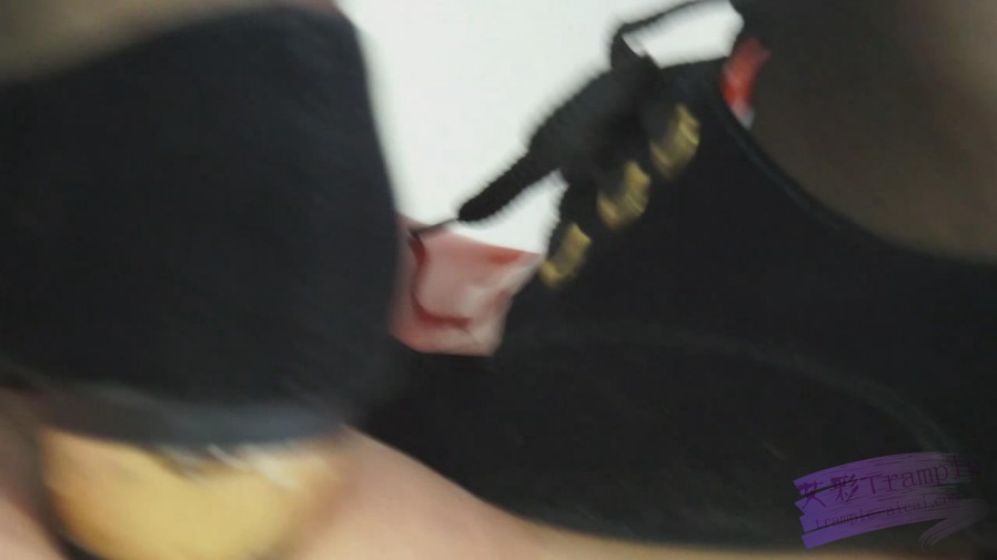 纯纯黑丝休闲鞋踩踏，特写黑丝