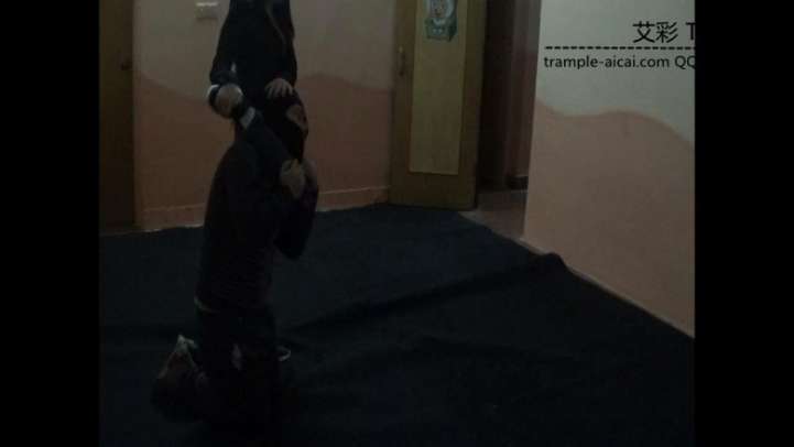 女特工宰杀暴徒。