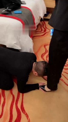 【雪琪琪】带闺蜜入圈强迫狗舔脏鞋【双视角版】 bf21451