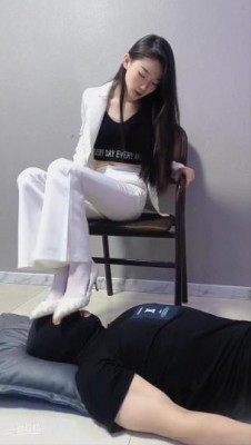 初柒臭丝脚女教师白丝高跟踩踏学生闻舔脚-女教师仿岛国剧情职业装调教 YC-220710-3