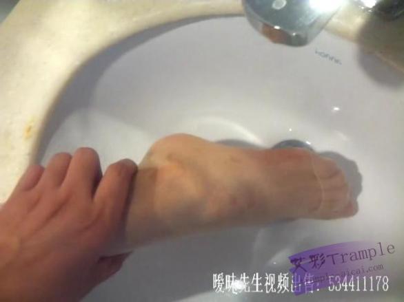 【典藏精品】高清肉丝足高清恋足大片之《奶茶浴丝足美脚》~