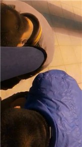 vivi-户外惊险遛狗过马路