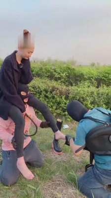 【二宝】和素人模特户外骑马双奴 bf12098