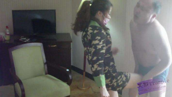 女特战队员审讯男俘虏