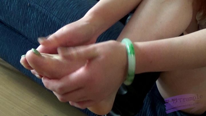 玥玥过膝黑色高筒靴扭伤按摩