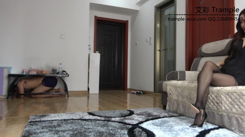 踩踏水果，美丝足喂食