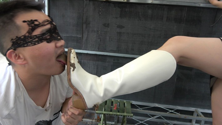 【彼岸花】擦鞋匠舔美女超脏鞋底 YC-220821-3