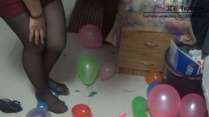 黑丝高跟靴子踩气球