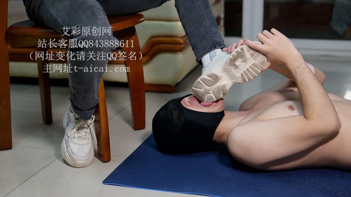 为了闻女神穿了5天的臭棉袜贱狗甘愿清理运动过后的脏鞋底，被女神暴力跳踩YC-230306-4