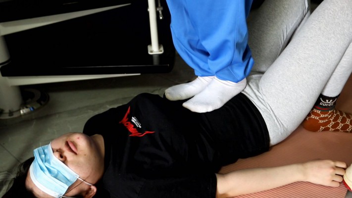 【惑心】女校霸爆踩女奴踩爆