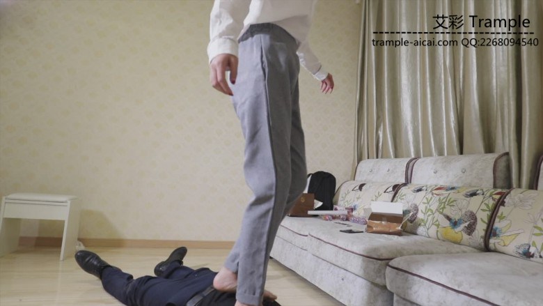 希雨脚耳光调教同事