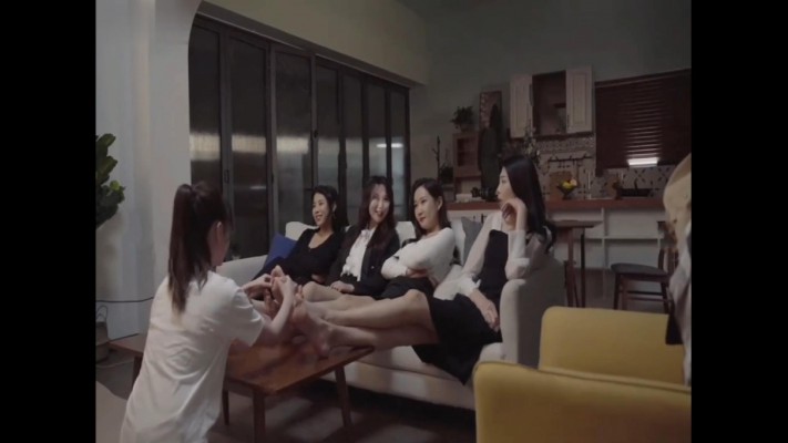 女女SM连续剧《堕落的口红》4集全-女孩遭办公室霸凌被女同事欺负虐待变成奴隶