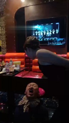 【领主老大】精彩-KTV多女王群调废物狗【双视角版】 bf17485