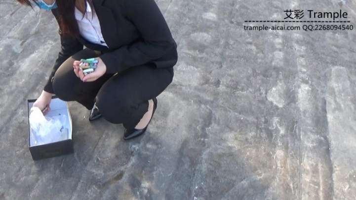 女主职业装高跟物体粉碎2