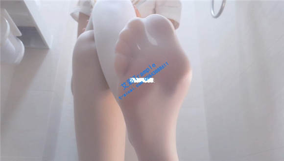 小萝莉秀白丝玉足