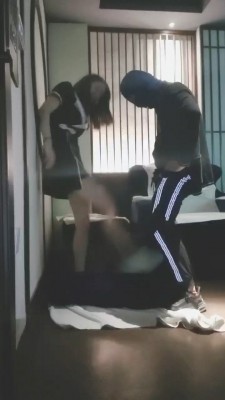 【德意】颜值高素人舔脚+踹脸 bf23067_HD绳艺资源