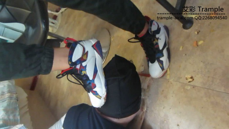 篮球长腿美女aj脏篮球鞋踩踏喂食语言羞辱