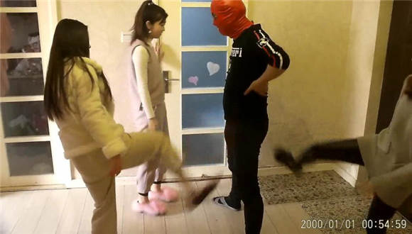 三不良少女初次圈踢群踩