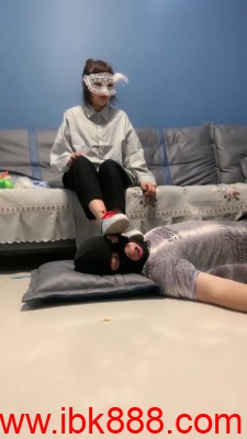 【嘟嘟S】双S学生妹白袜脚踩狗 bf23480