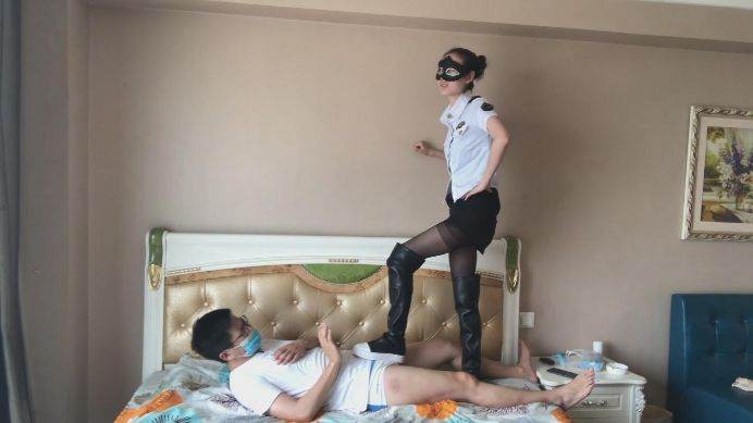 【活力诗曼】残酷诗蔓的美靴虐蛋审讯