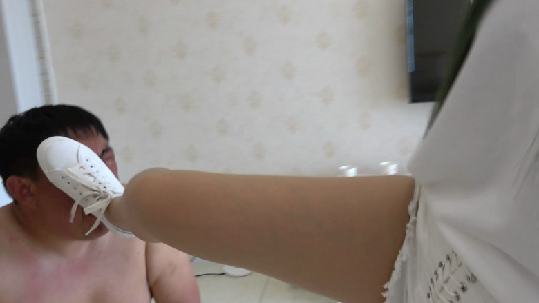 超脏小白鞋，白棉袜暴力羞辱猪头