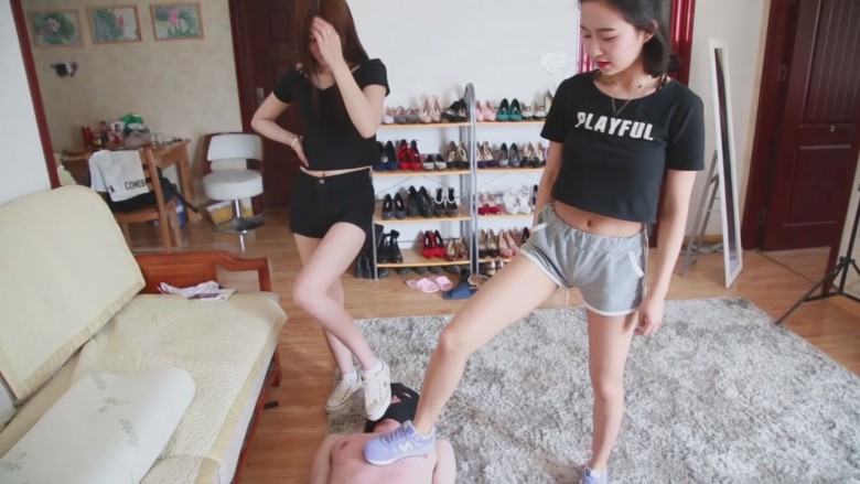 艾丝vivi-运动装白袜运动鞋爆虐毯子，跺踩踹脸部，踢裆