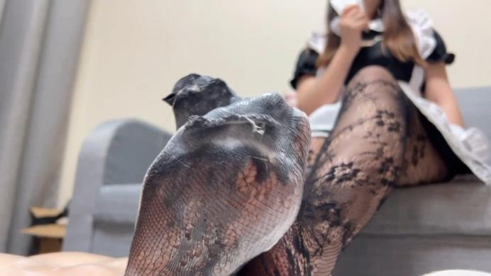 珂玥S丝袜脚喂食-女仆特奈踩踏羞辱M下M喝女王吐出来的酸奶舔丝袜脚YC-220624-3