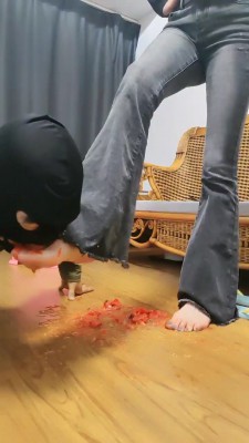 【暴力美学】裸足踩踏小番茄喂食 bf22841