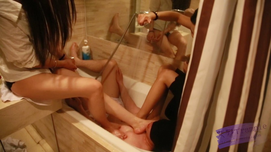 vivi跟艾丝全体重浴缸里踩踏——看男M脸憋通红