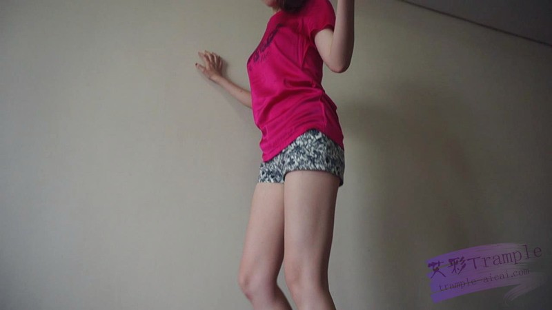 『小妮女女』恋足妹妹，撒娇让姐姐踩自己，舔姐姐的鞋袜