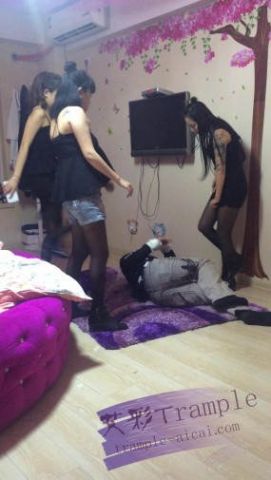 三位女主爆踢内裤小偷