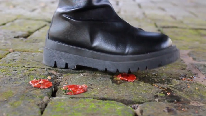 【黑丝诱惑】00后素人姣姣的室外黑丝诱惑长靴踩踏 YC-221110