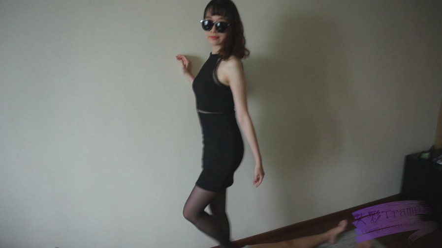 『小妮女女』黑丝高跟调教女M舔鞋,全体重细跟践踏，蹂躏下体。