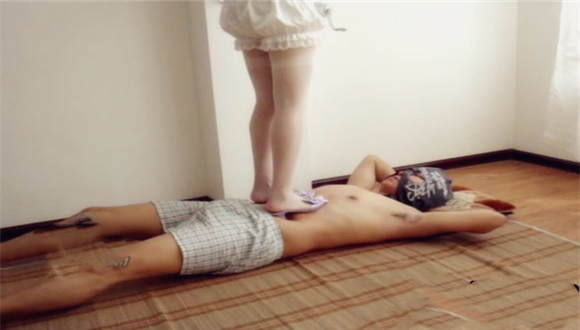 美丝凉拖暴力踩踢+超享受玉腿丝足按摩