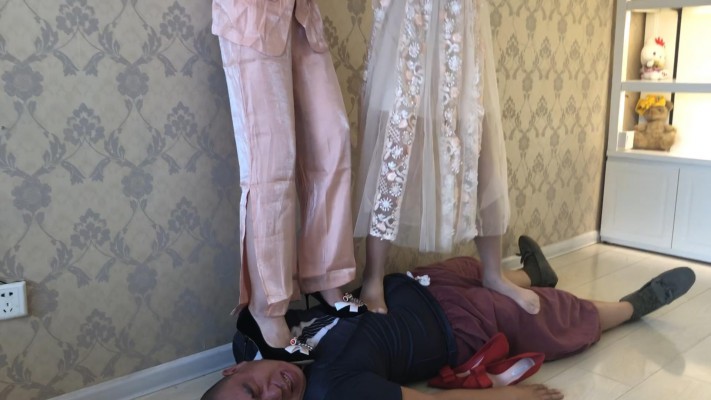 美女二人无情狠踩 YC-220112-10