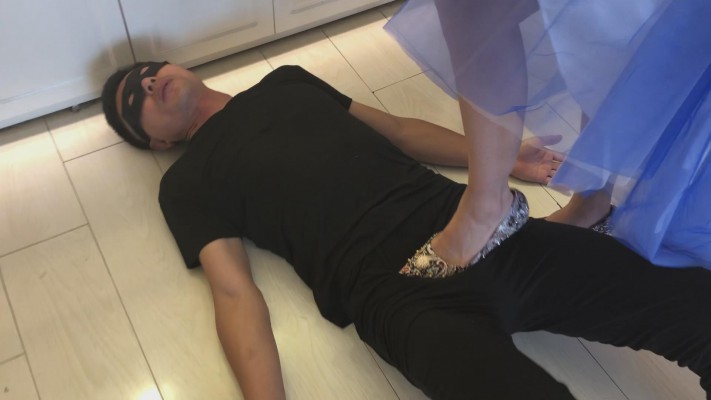 美女美裙美鞋踩脖子 YC-220128-5