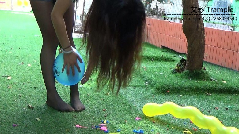 黑丝运动鞋雨靴踩气球