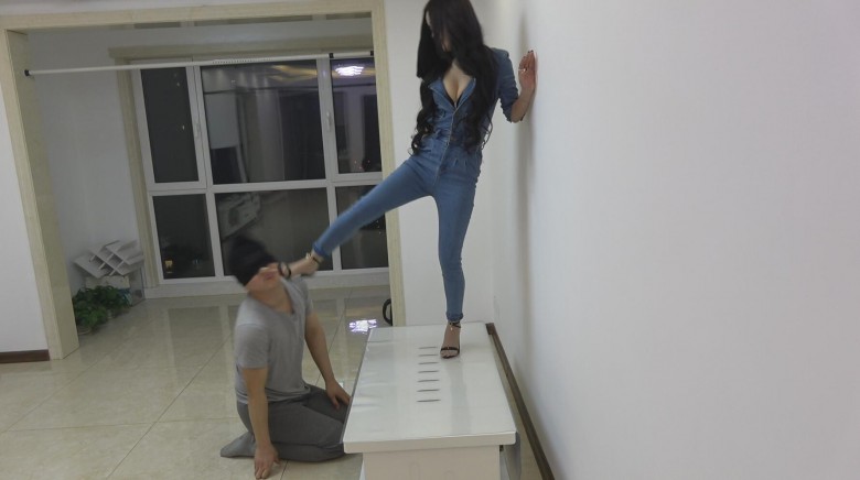 茶几高跟踩踏狗舌，狗脸