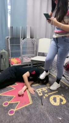 【伊兮夫妻】小白鞋牛仔裤踩踏羞辱贱狗 bf18743