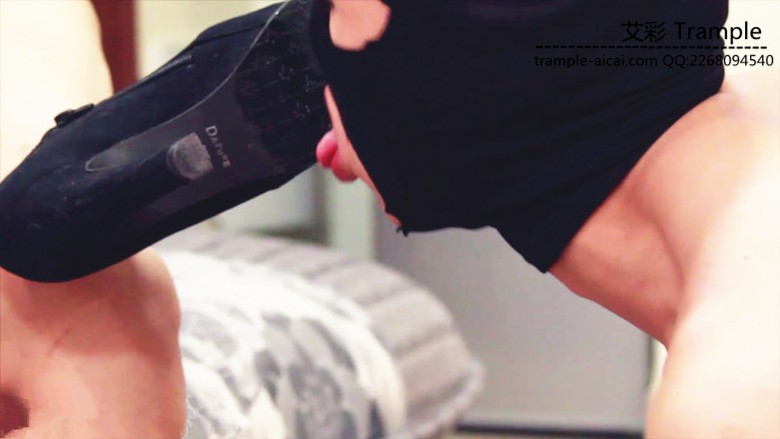 冥妃女主-脏鞋底口水羞辱