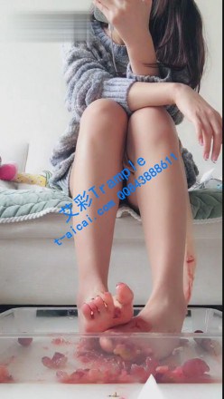 女神筱筱直播秀，踩草莓踩葡萄，丝足裸足踩_HD绳艺资源