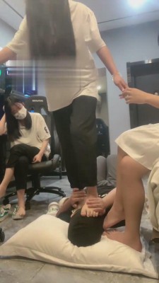 【精神小妹】欣素人尝试踩/深喉 bf15533