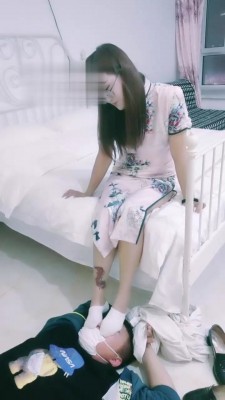 【褒姒女王】楼道里抓住bt虐成狗 bf18559