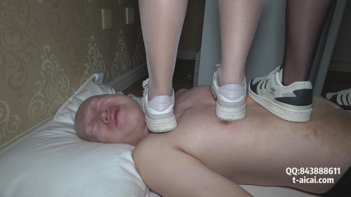 【素人S】欣欣和糖糖的双人运动鞋踩踏 YC-230331-8