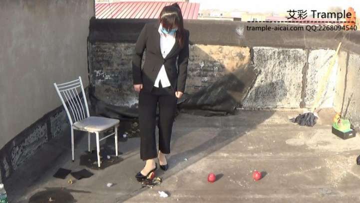 女主职业装高跟物体粉碎2