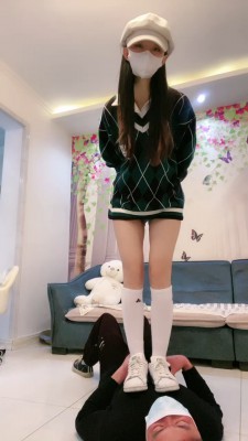 【罗宾】足球女神奖励贱狗舔鞋闻袜圣水 bf22050