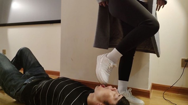 梦晨女王脏鞋底调教 YC-221115